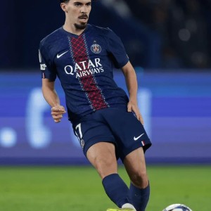 乐鱼电脑版官网-中场枢纽！维蒂尼亚是本赛季欧冠传球、触球最多的球员